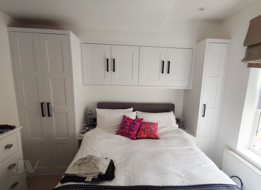 Small bedroom built in cabinet design